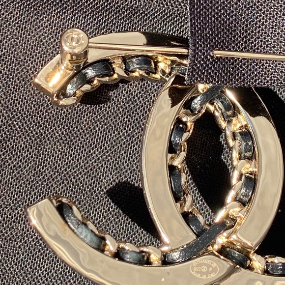 CHANEL 2022P GOLDEN TONE CC LOGO BLACK LEATHER CHAIN BROOCH PIN CHARM - Picture 13 of 15